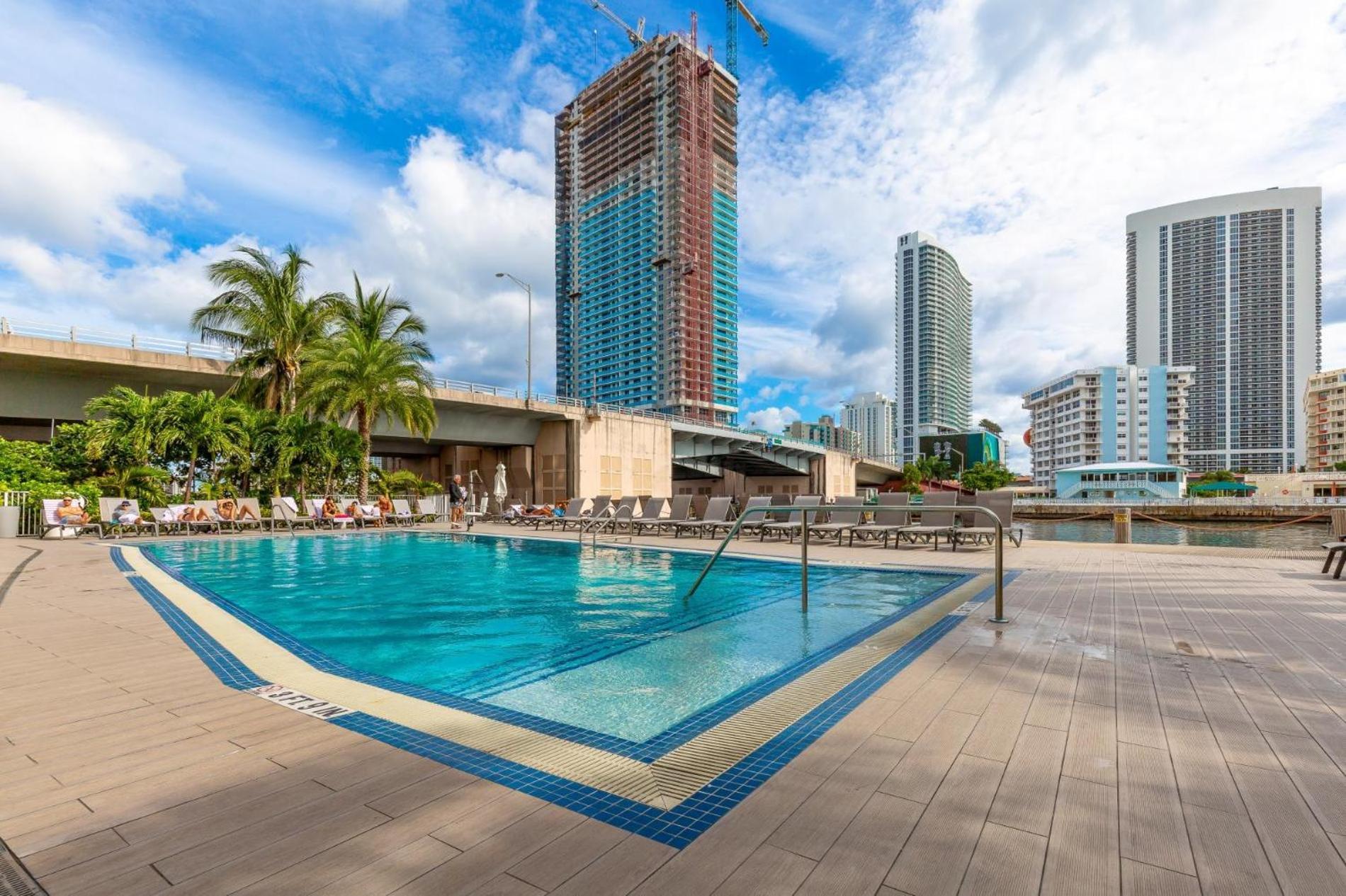Modern One Bedroom Rental At Beach Walk Resort Miami 18Th Floor 할렌데일비치 외부 사진